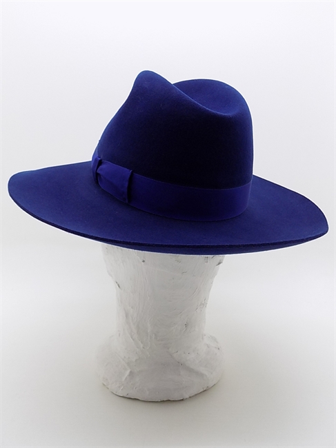 CAPPELLO IN FELTRO DI LAPIN BLU CON FIOCCO IN TINTA