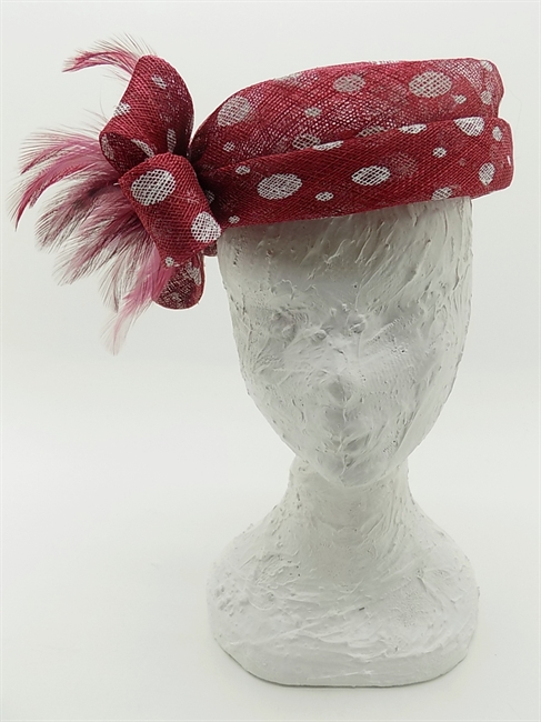 CAPPELLO A POIS CON PIEGHE E FIOCCO ROSSO